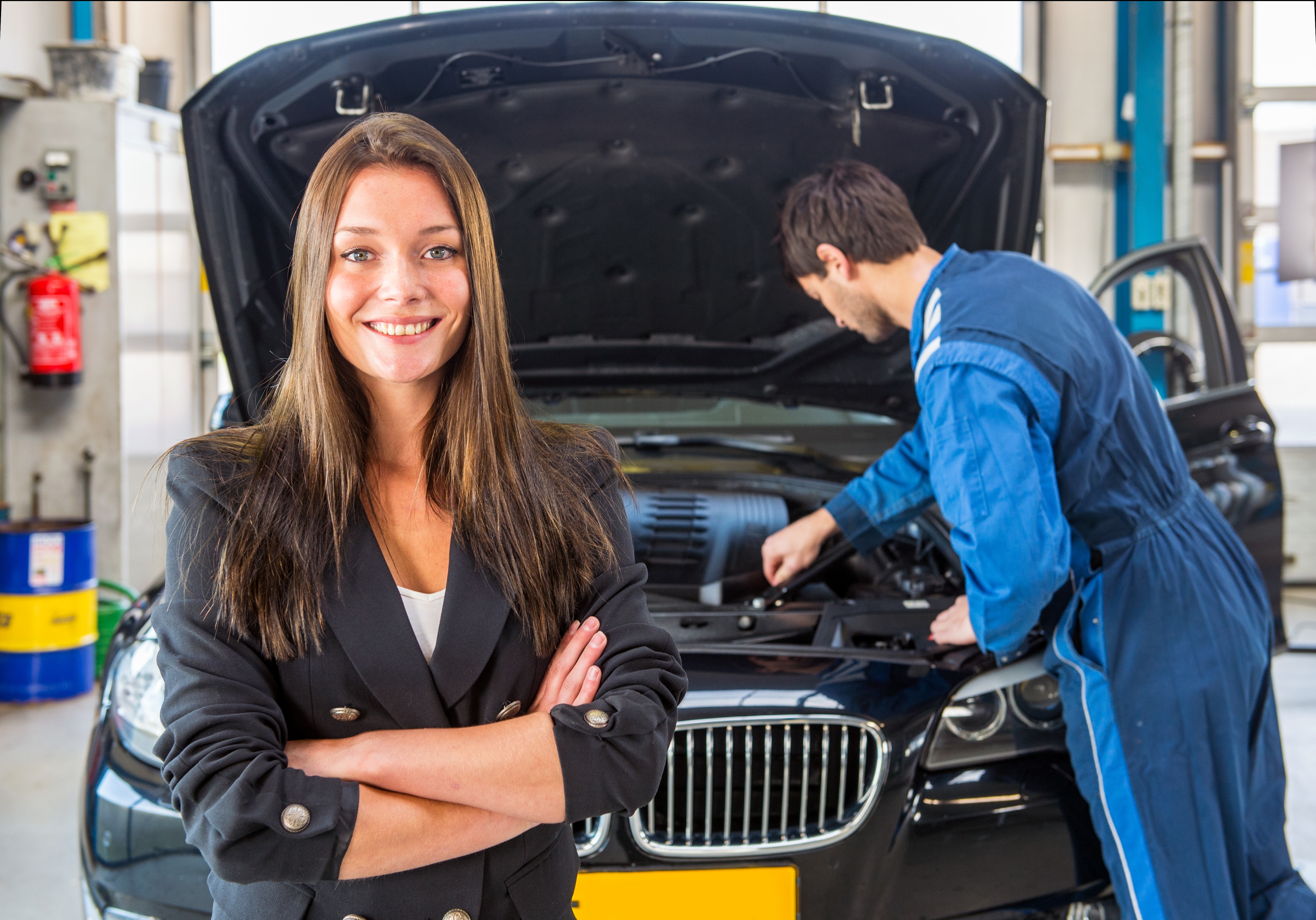 She fixes cars. Посетители автосервиса. Счастливый клиент автосервиса. Брюнетка в автосервисе. Механик ждет клиентов.